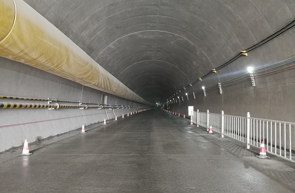獻禮五一  新疆G575土建二標東天山隧道出口右洞開挖進尺突破5000米大關(guān)3.jpg