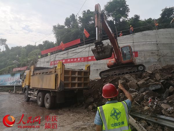人民網(wǎng)報道；“路搶通啦，我們果農(nóng)高興慘了！”