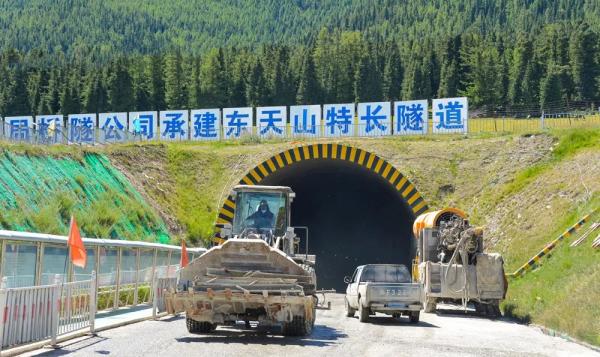 已掘進(jìn)8.3公里！全長(zhǎng)11.77公里的東天山特長(zhǎng)隧道建設(shè)進(jìn)展順利